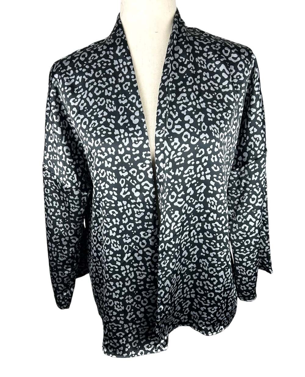 NEW Sincerely Jules Satiny Navy and Silver Gray Animal Print Open Jacket Size M